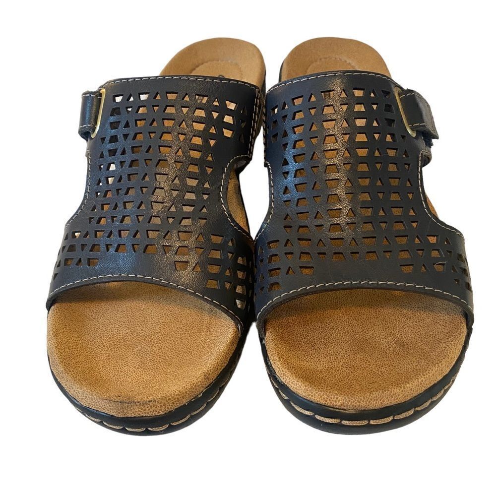 Clark’s Hayla Slip-On Navy Blue Leather Sandals in Ladies Size 7.